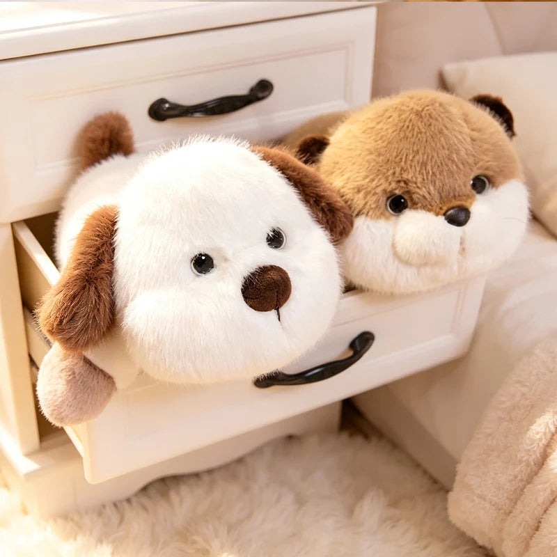 Peluches chien et loutre allongées, à caler sous le bras comme un traversin