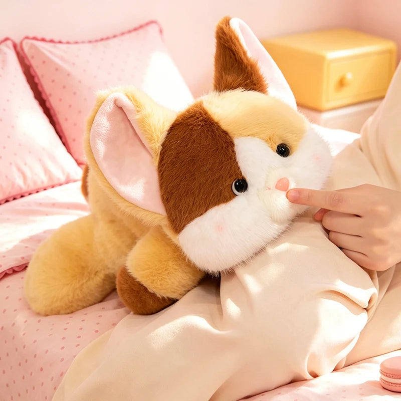 Peluche chat allongé, à caler sous la joue comme un traversin