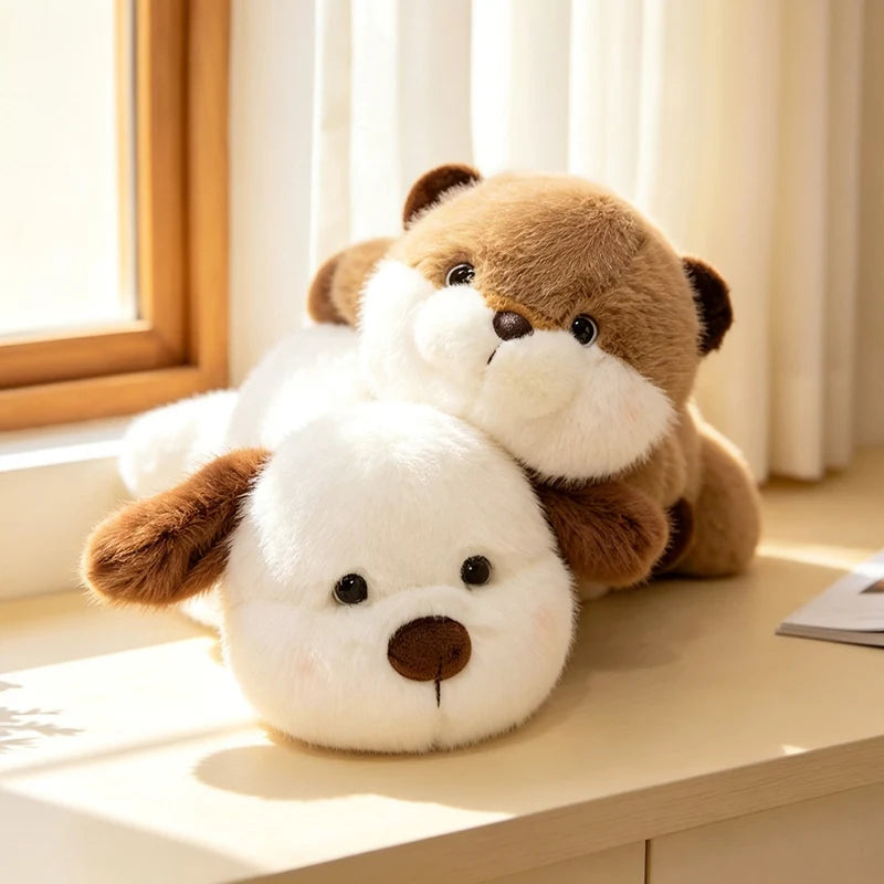 Peluches chien et loutre, silhouettes couchées qui tiennent à plat