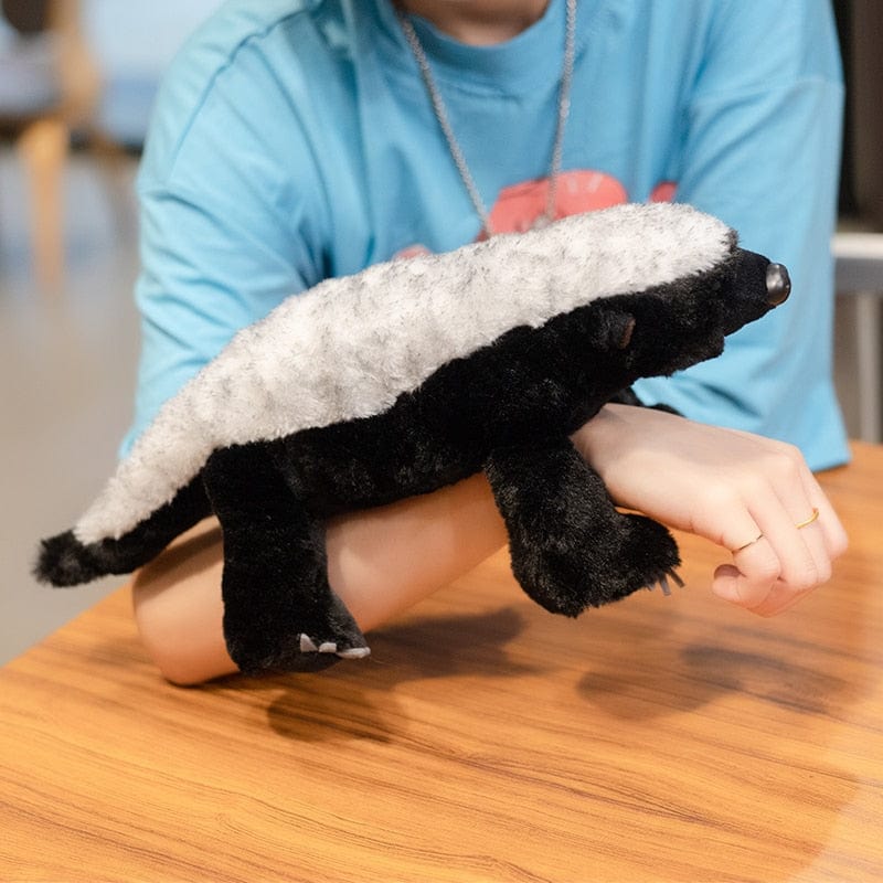 Grosse peluche réaliste de blaireau