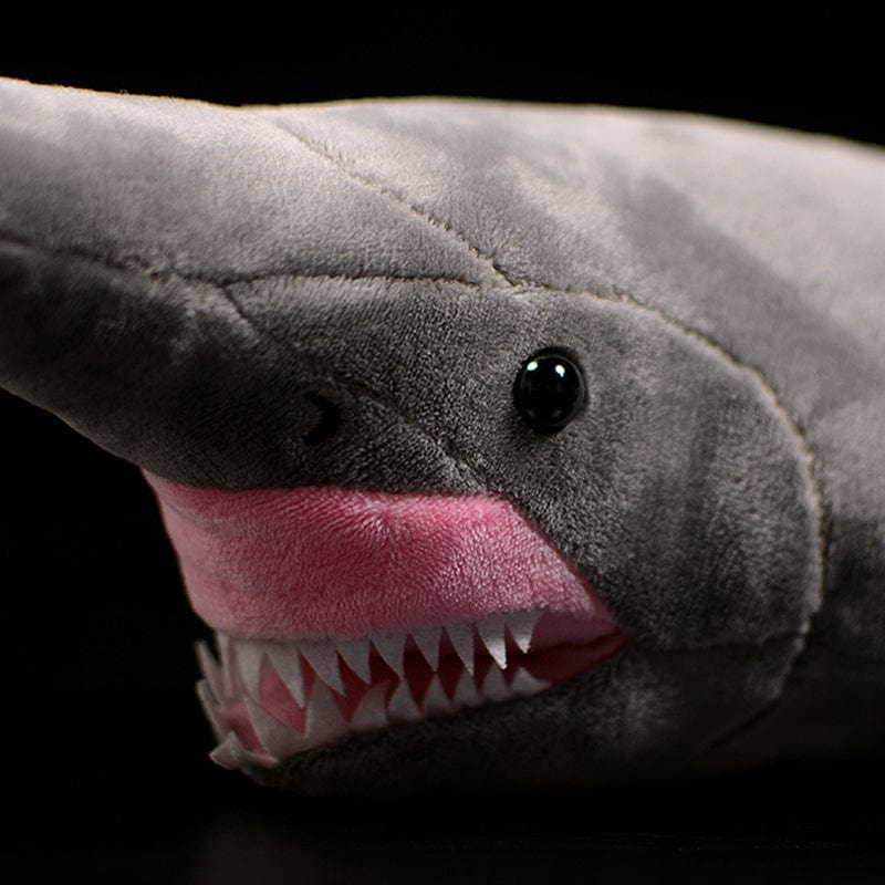 Grosse peluche requin à l'aspect prédateur et féroce