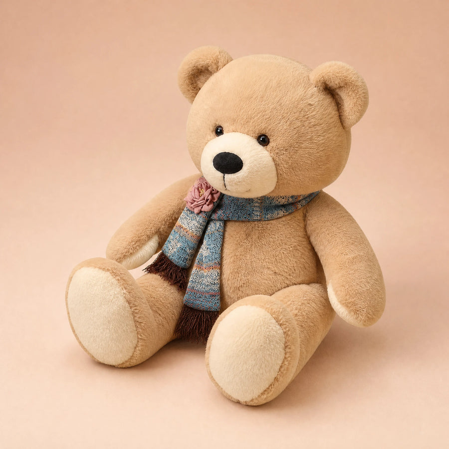 Ours en peluche géant brun avec écharpe décorative - Fond beige rosé, autre angle