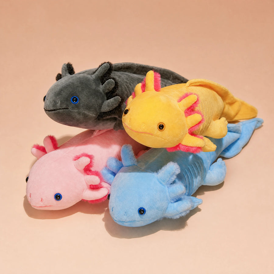 Peluche Axolotl multicolore à branchies duvetées - Fond beige rosé, autre angle