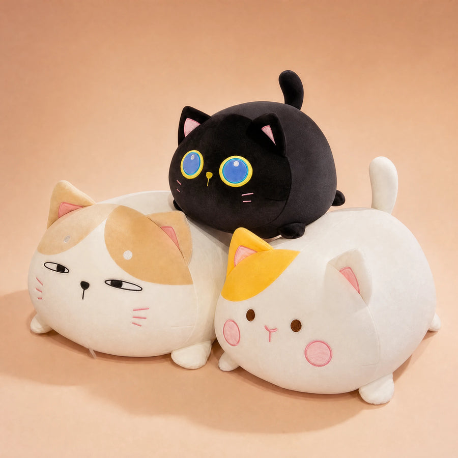 Peluche Chat Ronde Moelleuse en 3 Coloris - Fond beige rosé, autre angle