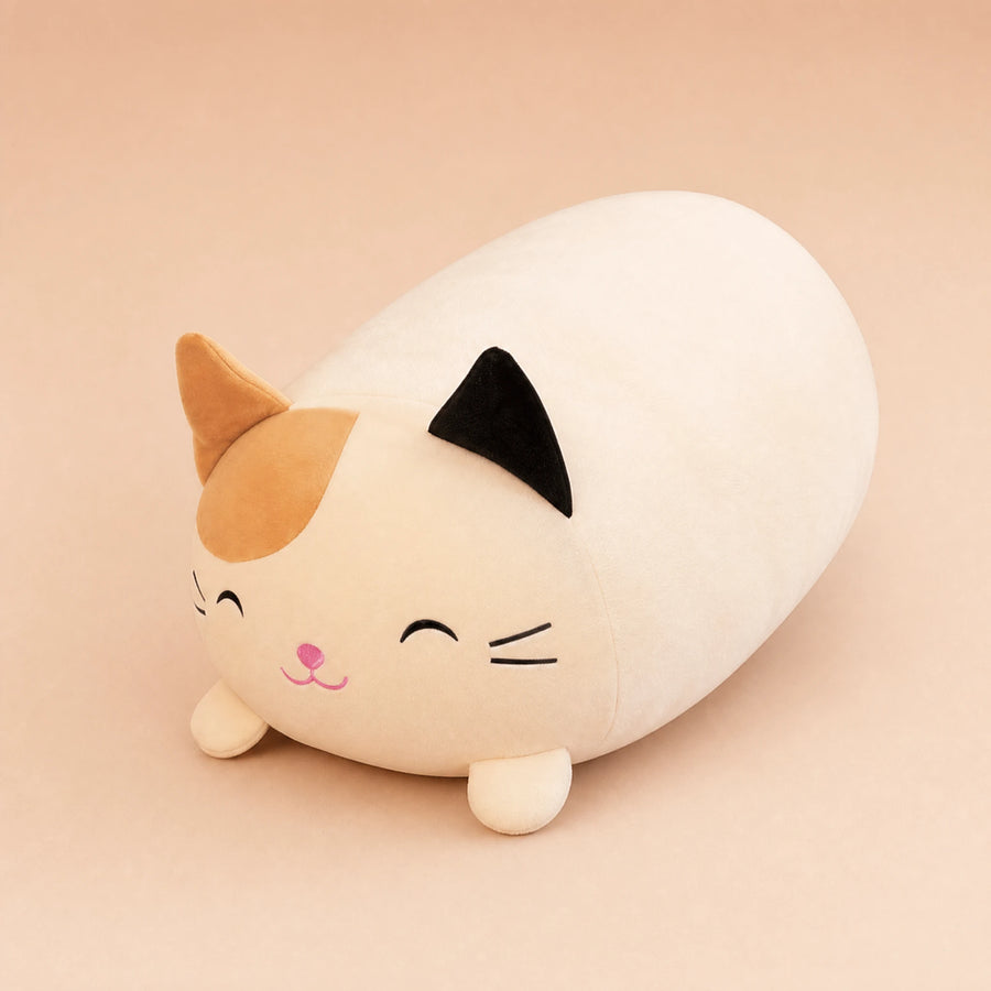 Peluche Chat Squishmallow Bicolore Beige et Blanc - Fond beige rosé, autre angle