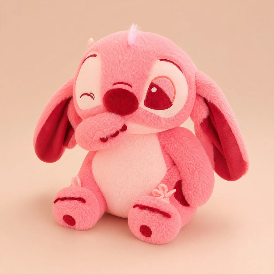 Peluche chien rose à grandes oreilles et clin d'œil - Fond beige rosé, autre angle