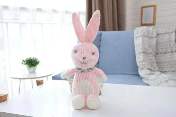 Lapin en peluche au crochet, tout rose, mailles apparentes en relief