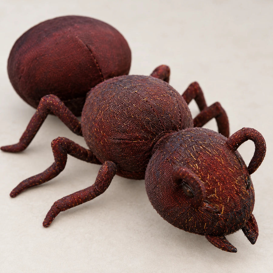 Peluche Fourmi Géante 100 cm Marron Réaliste - Détail matière