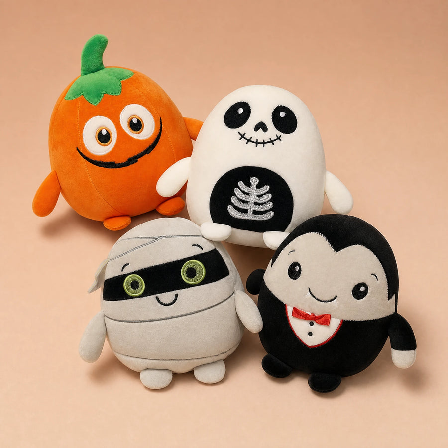 Peluche Halloween - Lot de 4 Personnages Festifs - Fond beige rosé, autre angle