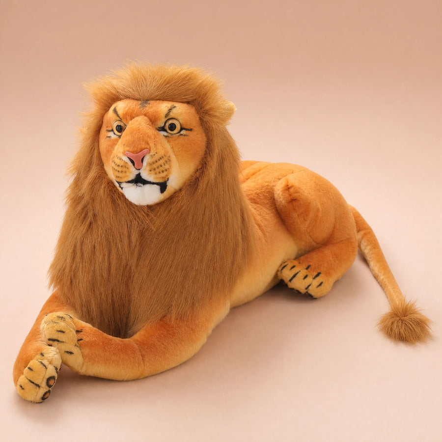 Peluche Lion Géant avec Crinière Moelleuse Majestueuse - Fond beige rosé, autre angle