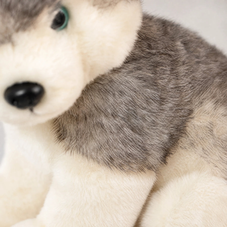 Peluche Loup Gris aux Yeux Bleus Assis - Détail matière