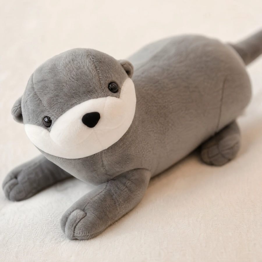 Peluche Loutre Allongée Trois Coloris Disponibles - Détail matière