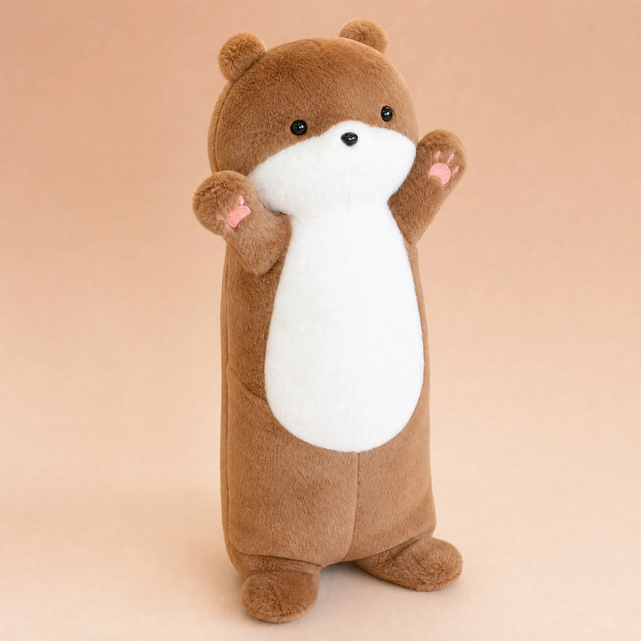Peluche Loutre Géante Longue Bicolore à Ventre Blanc - Fond beige rosé, autre angle