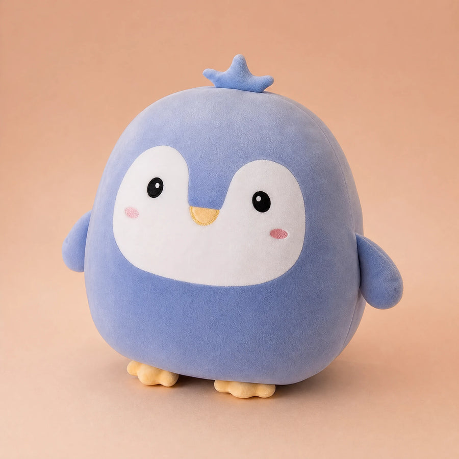 Peluche pingouin kawaii ronde et moelleuse bleu ciel - Fond beige rosé, autre angle