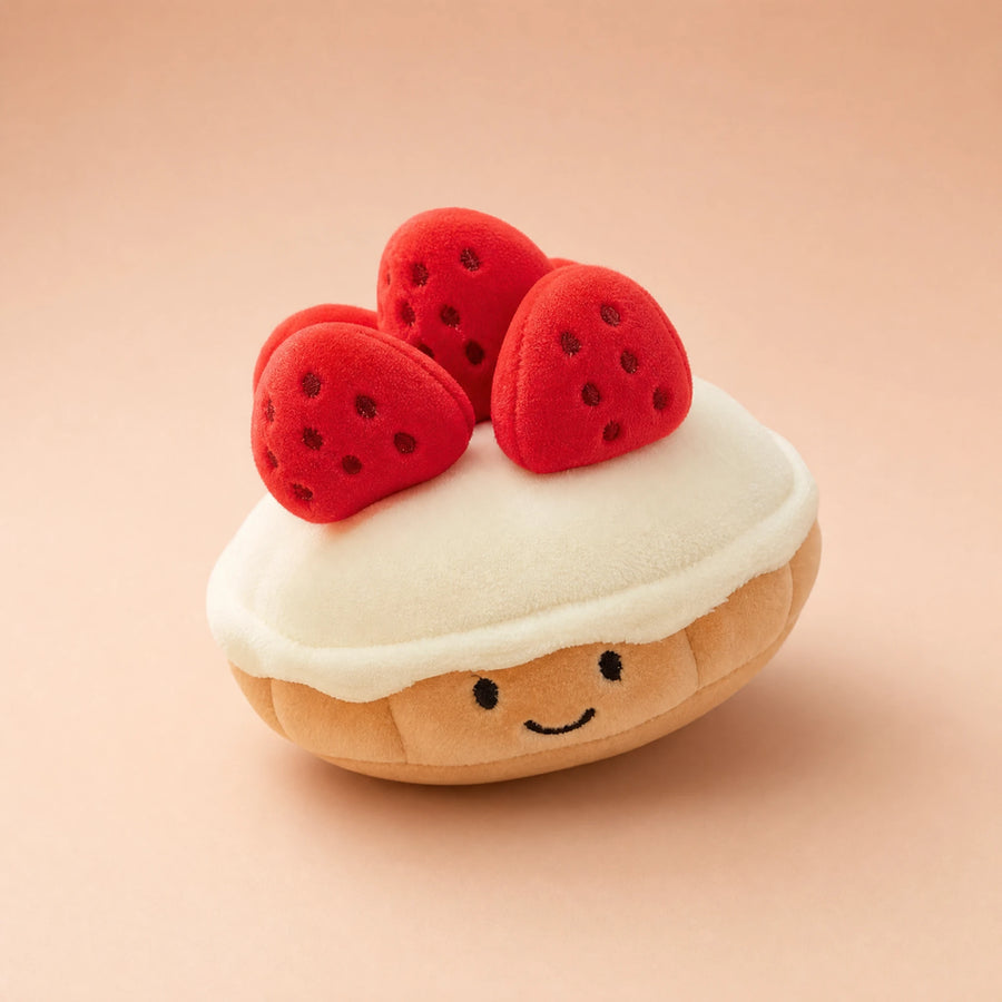 Peluche Tarte aux Fraises avec Visage Souriant - Fond beige rosé, autre angle