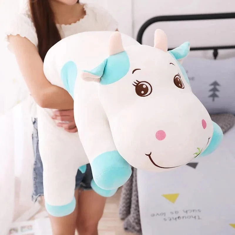 Peluche vache coloré qui broute de l'herbe