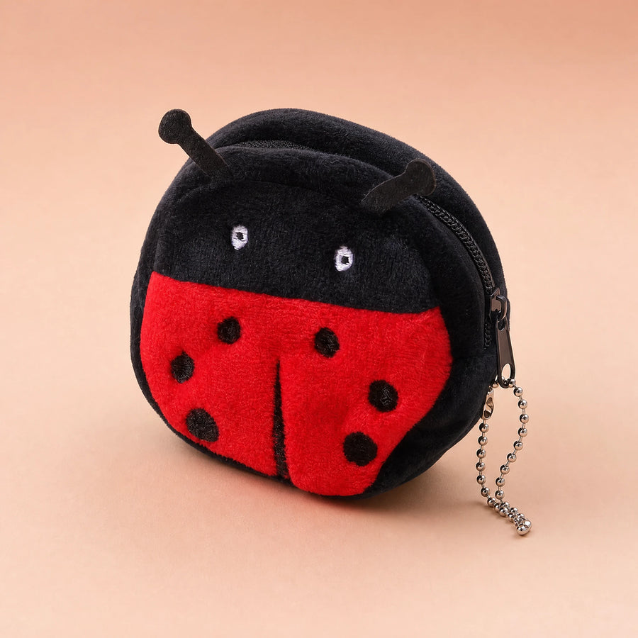 Sac Peluche Coccinelle Rouge et Noir avec Chaînette - Fond beige rosé, autre angle