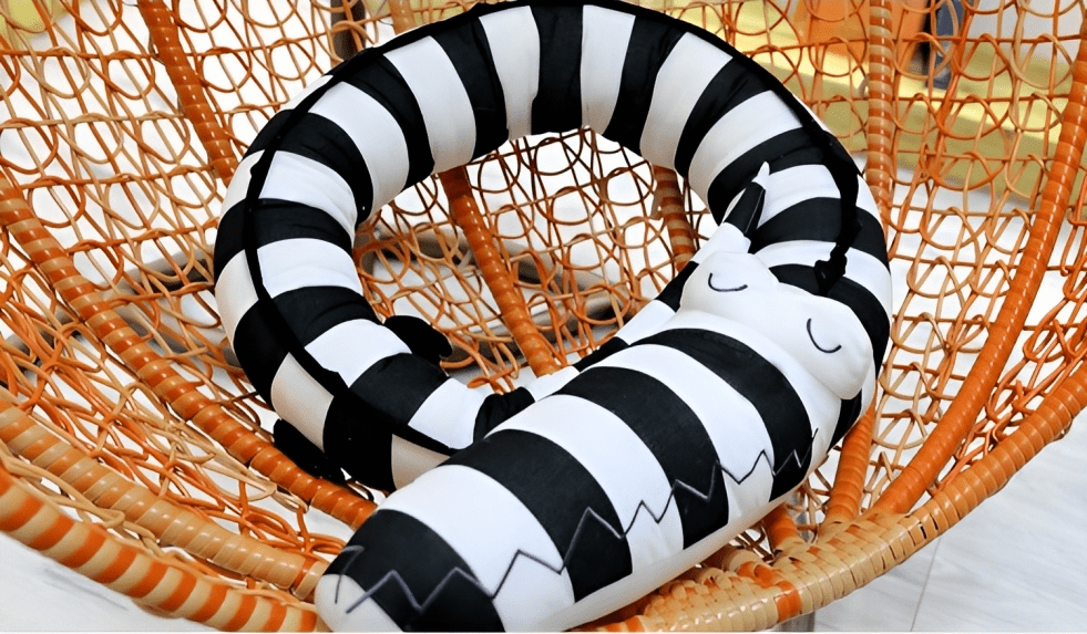Serpent géant en peluche à rayures 1