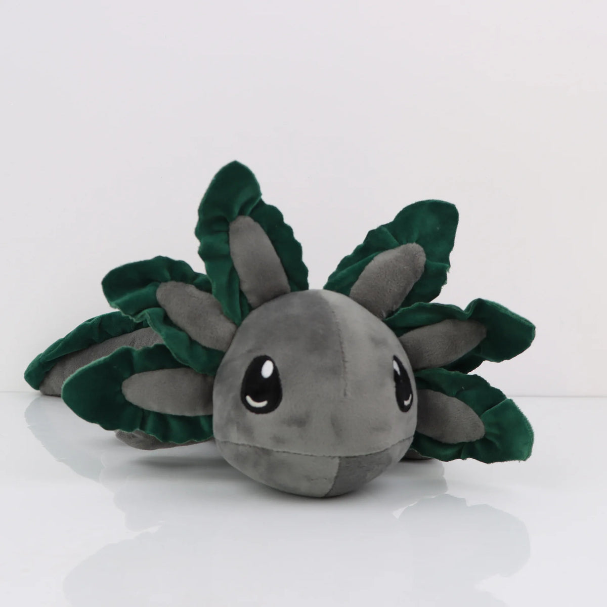 Peluche axolotl grise, le coloris le plus sobre des trois