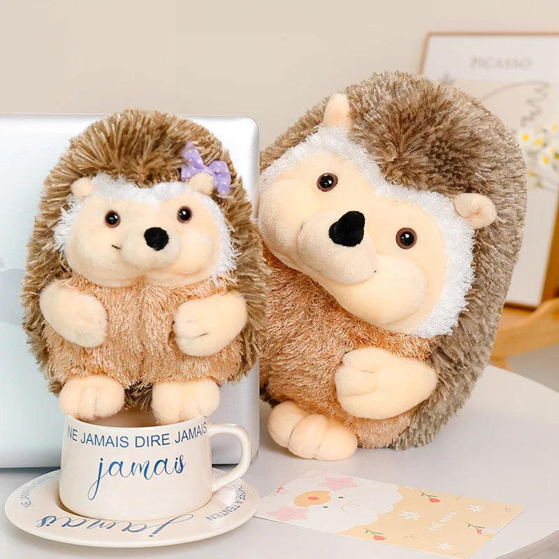 Hérisson en peluche assis 38 cm, le plus grand format de la gamme