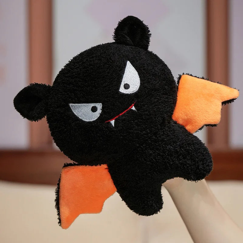 Peluche chauve-souris d'Halloween, petits crocs et œil mi-clos