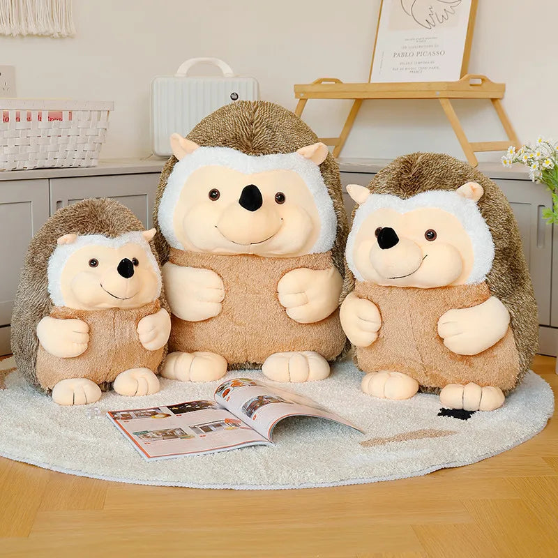 Peluche hérisson assis, ventre rebondi qui lui sert de base stable