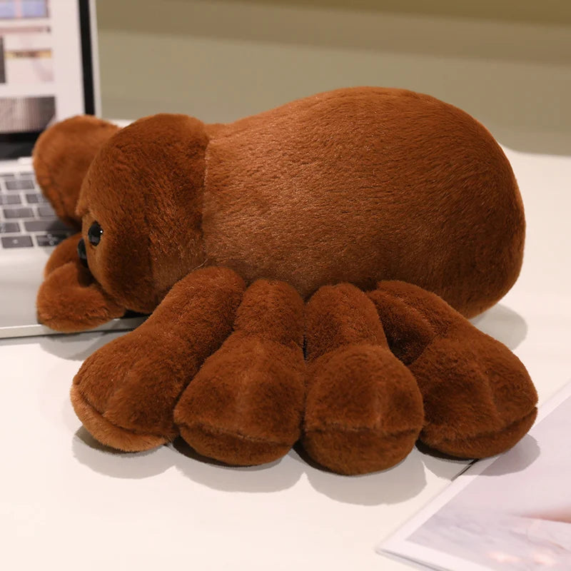 Peluche araignée brune, le coloris le plus proche de l'animal réel