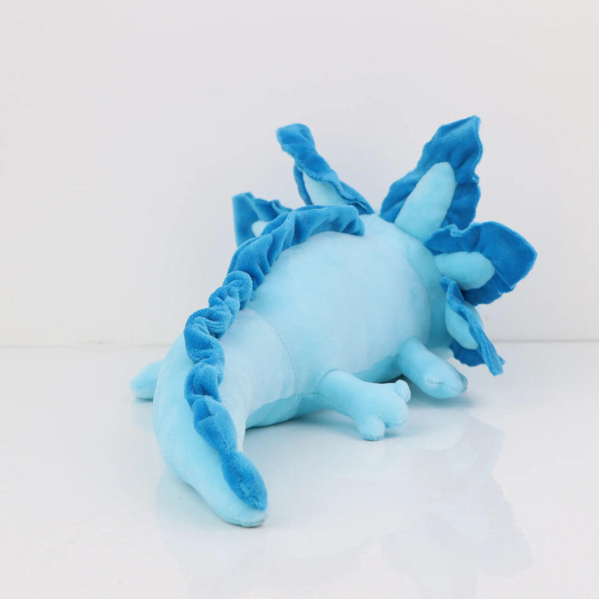 Peluche axolotl bleue, silhouette reconnaissable de loin