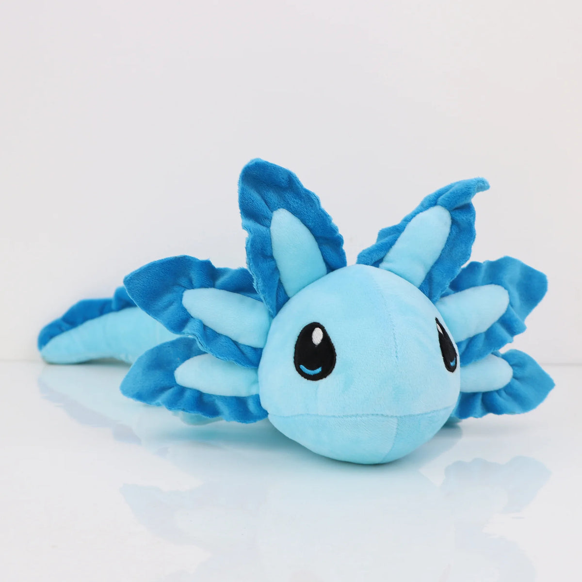 Peluche axolotl bleue, branchies et crête en bleu soutenu