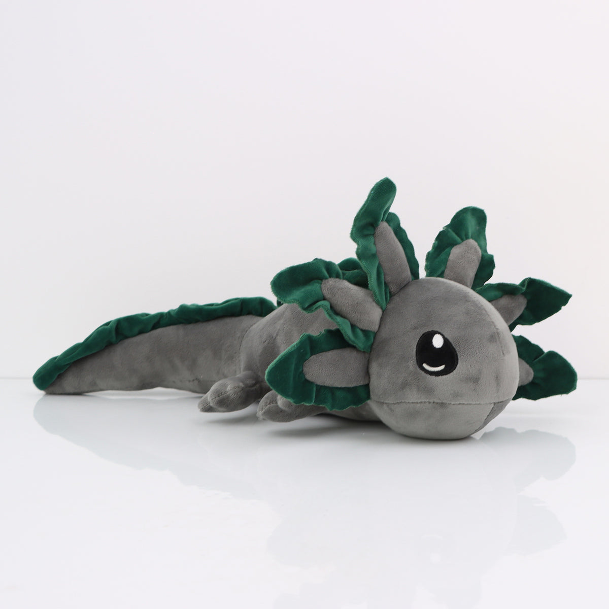 Peluche axolotl grise, branchies vert foncé en couronne