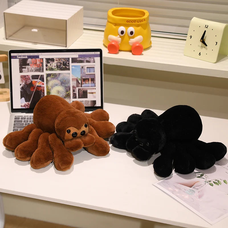 Peluches araignées brune et noire, deux ambiances différentes