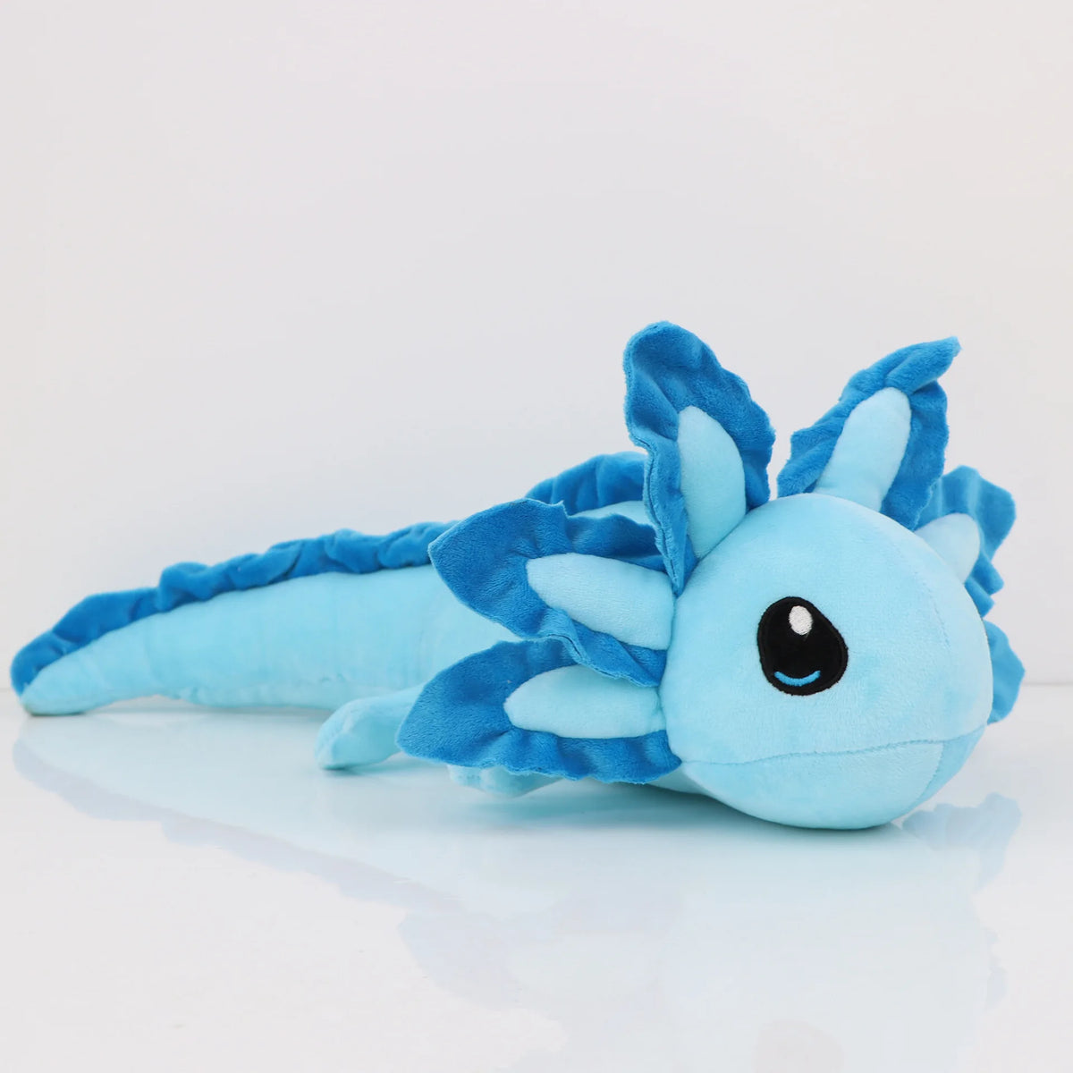 Peluche axolotl bleue, à caler sous le bras pour lire au calme
