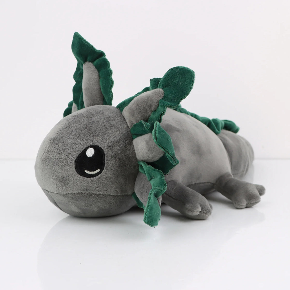 Peluche axolotl grise mesurant 45 cm de long, queue comprise