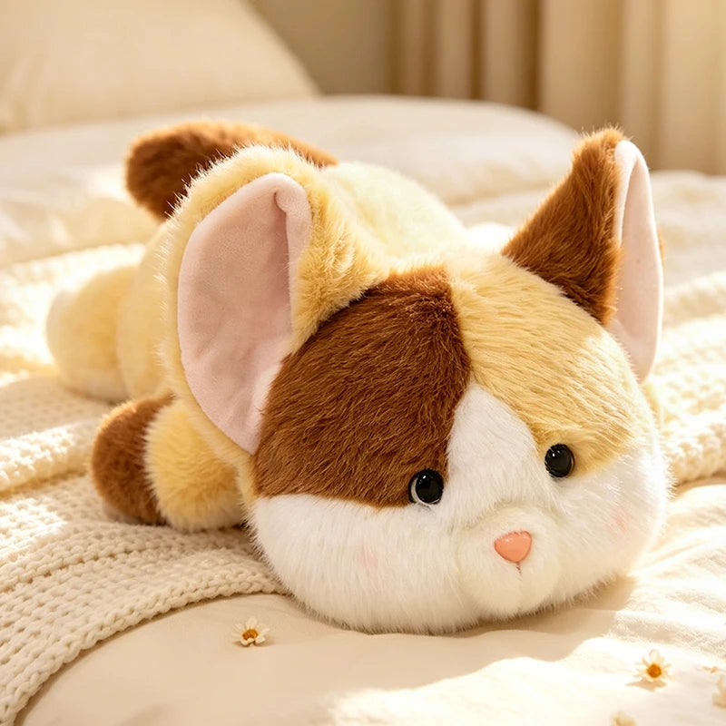 Peluche chat allongé blanc et roux, oreilles bicolores et museau clair