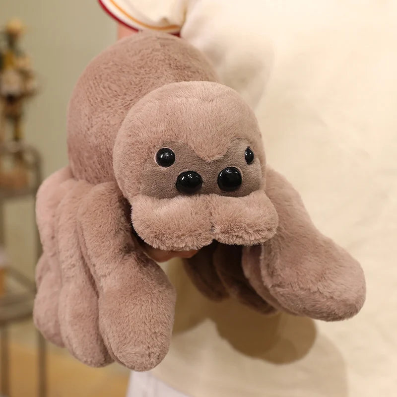 Peluche araignée kaki 45 x 30 cm, large présence dans la pièce