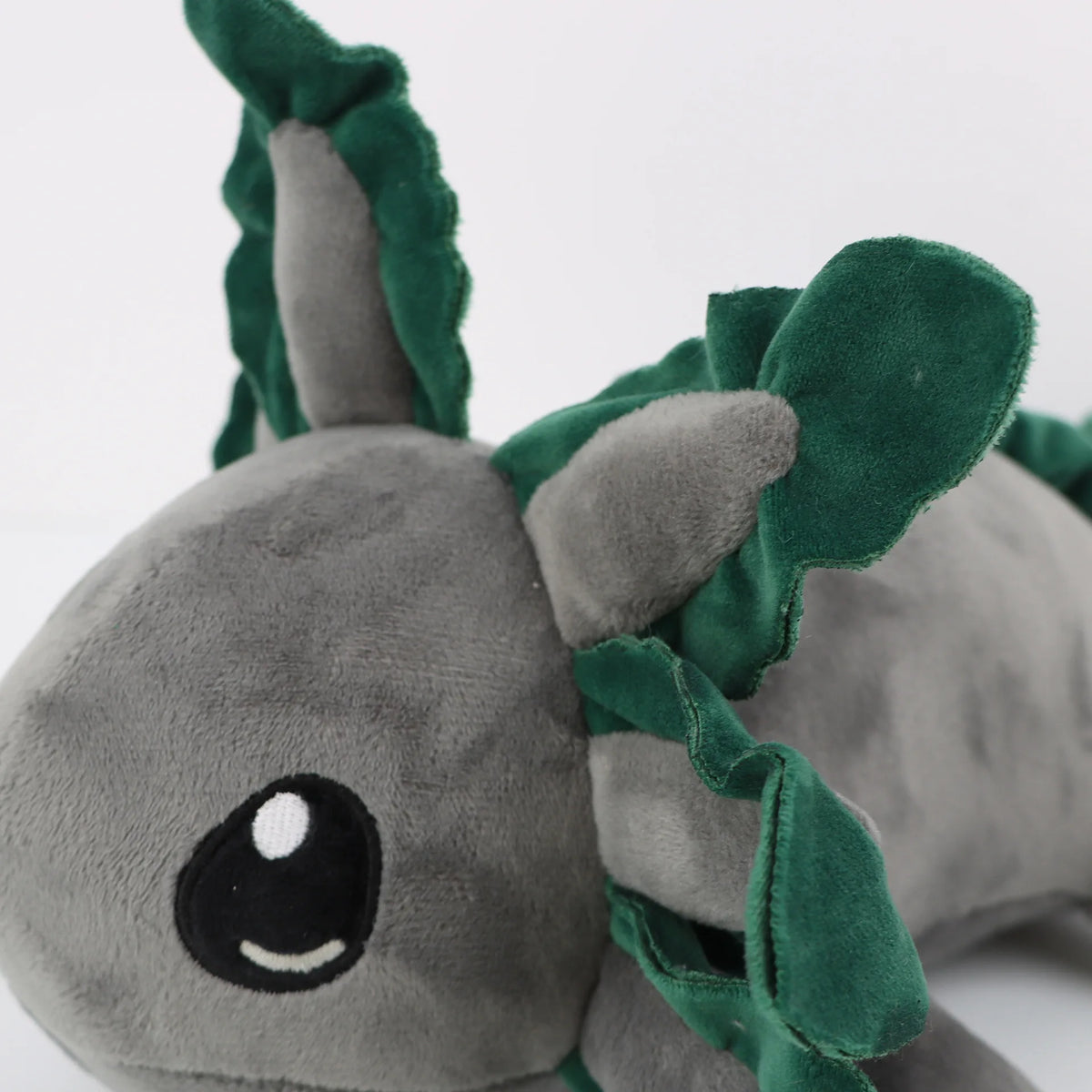 Peluche axolotl grise, compagnon allongé pour un lit ou un canapé