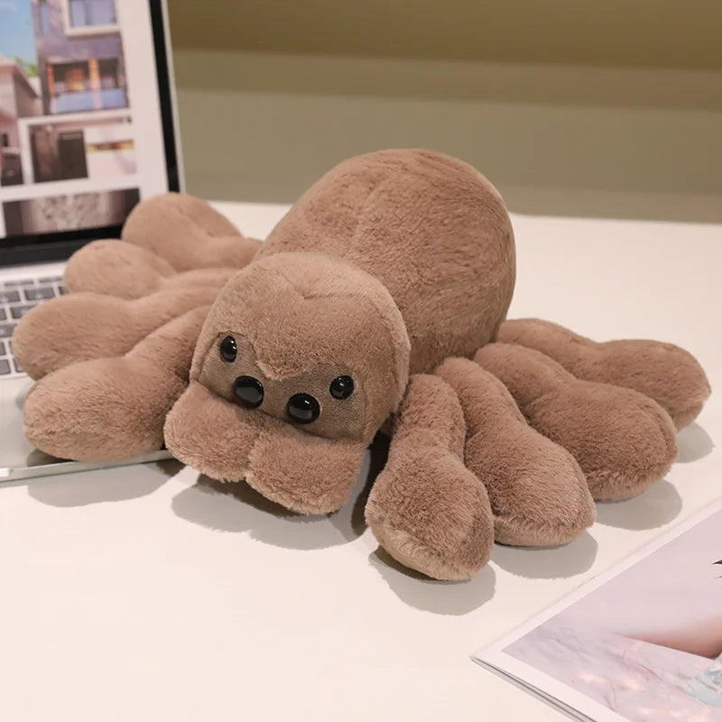Peluche araignée kaki, un coloris sable qui passe toute l'année