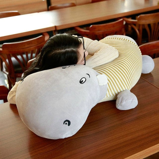 Adorable hippopotame aux grands yeux hyper amical