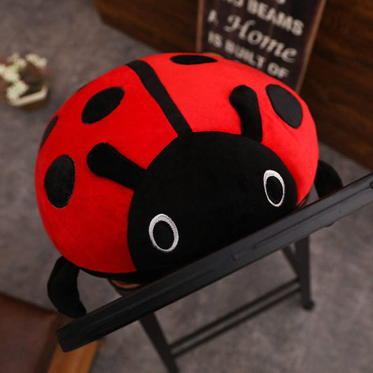 Coccinelle en peluche à câliner