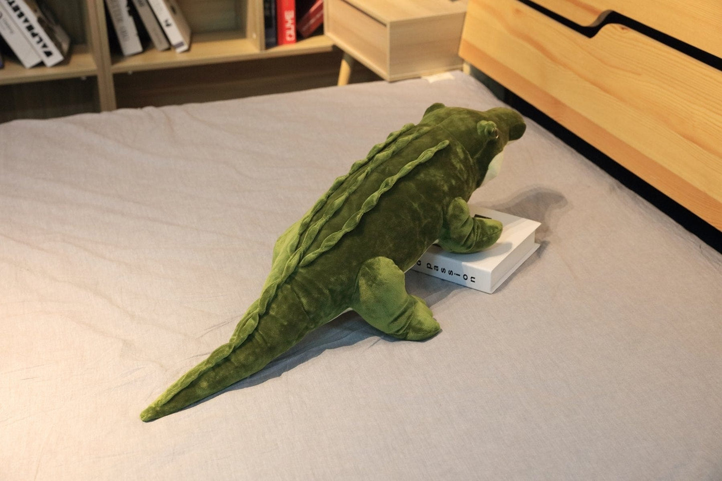 Crocodile réaliste animé en animal en peluche