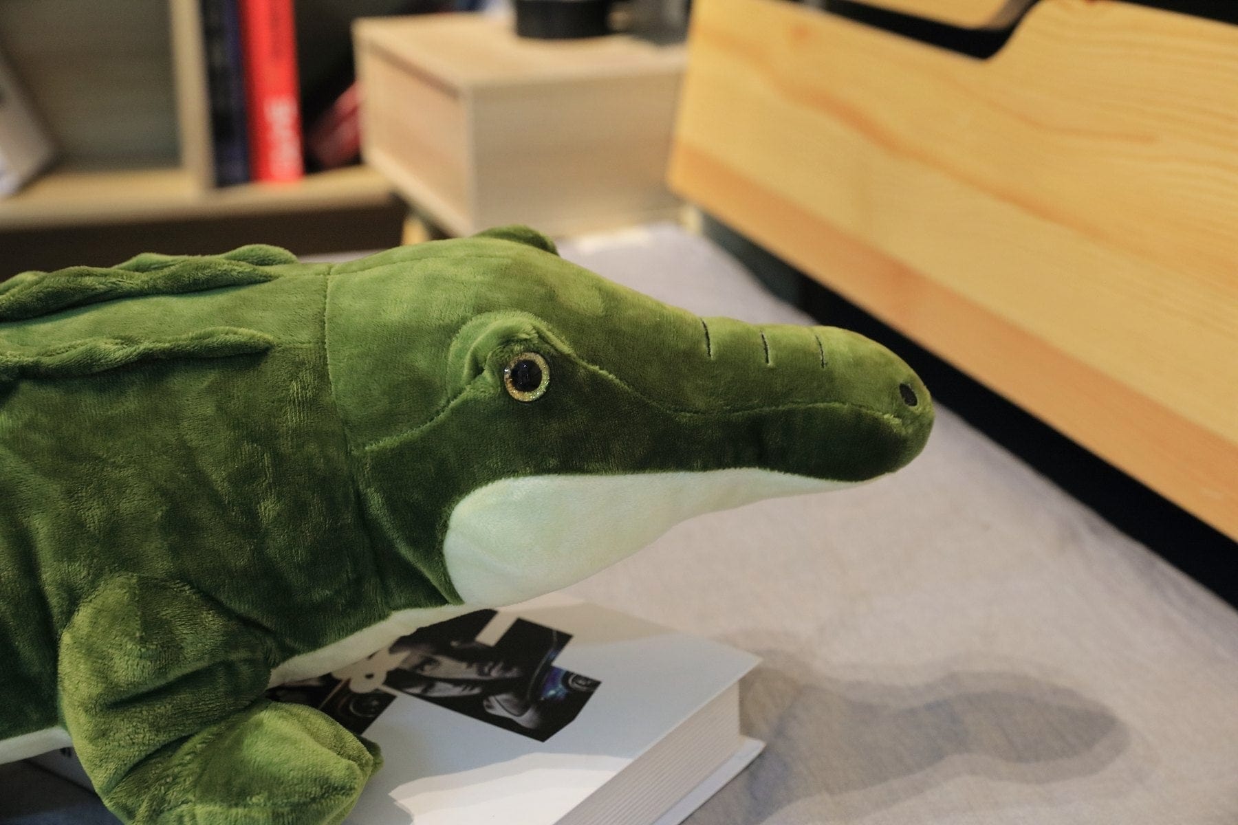 Crocodile réaliste animé en animal en peluche