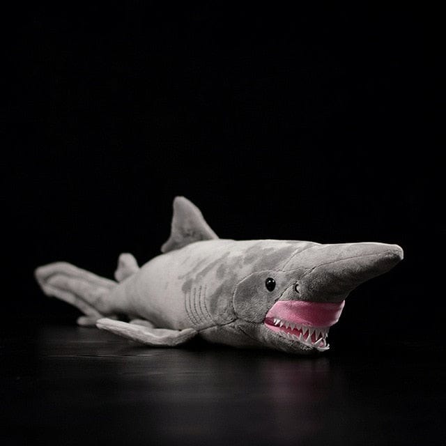 Grosse peluche requin à l'aspect prédateur et féroce