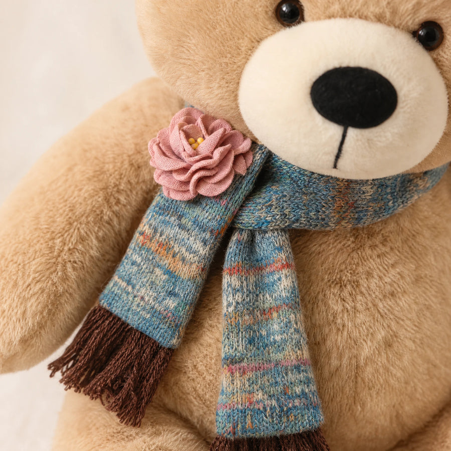 Ours en peluche géant brun avec écharpe décorative - Détail matière