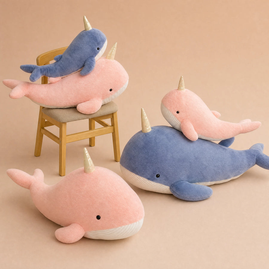 Peluche baleine géante à corne - Fond beige rosé, autre angle