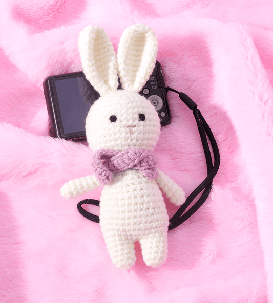 Peluche crochet lapin avec son écharpe rouge