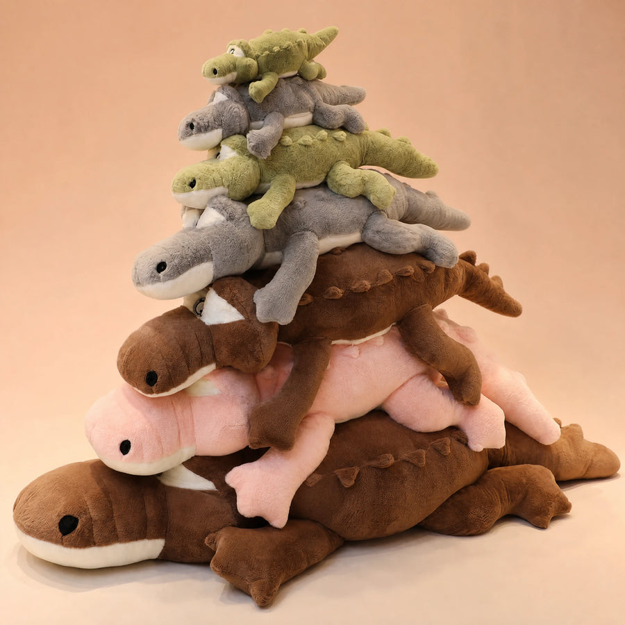 Peluche Crocodile Géante aux Yeux Expressifs - Fond beige rosé, autre angle