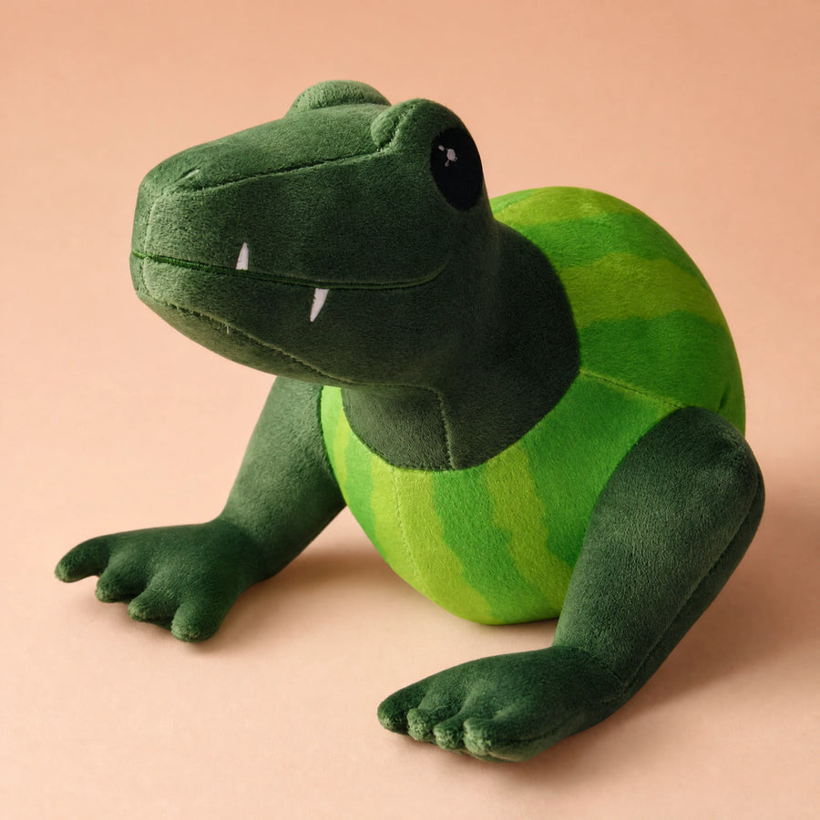 Peluche crocodile pastèque Glorbo - Créature hybride - Fond beige rosé, autre angle