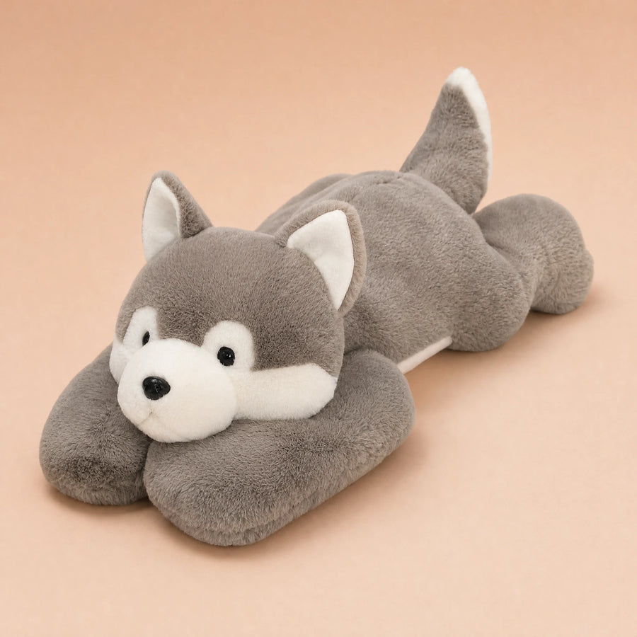 Peluche Loup Allongée Grise Ultra-Douce pour Câlins - Fond beige rosé, autre angle