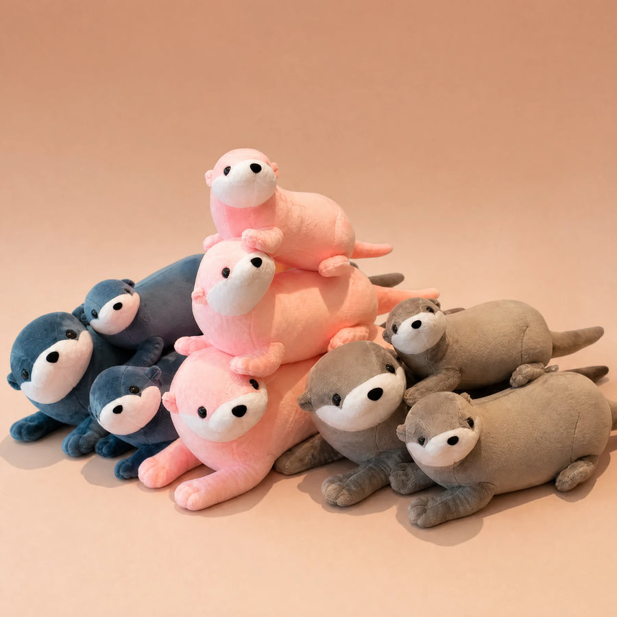 Peluche Loutre Allongée Trois Coloris Disponibles - Fond beige rosé, autre angle