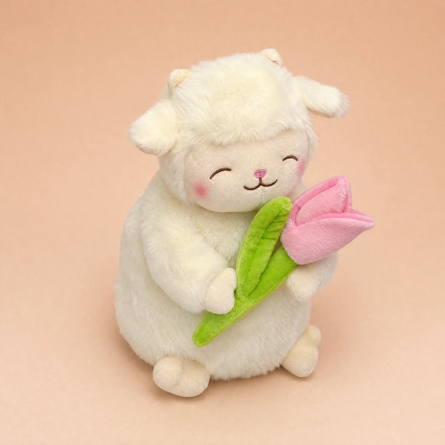 Peluche mouton blanc avec tulipe rose - Fond beige rosé, autre angle
